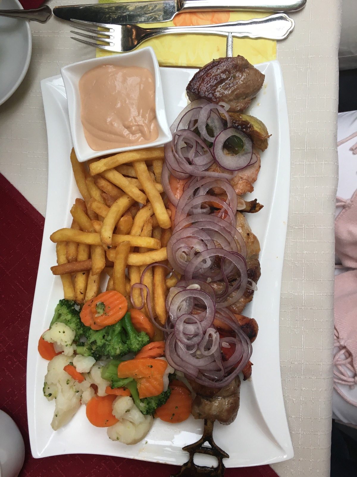 Grillteller / Schweinsfiletspieß mit Pommes, Grillgemüse und Zwiebeln im Gasthaus Weidinger