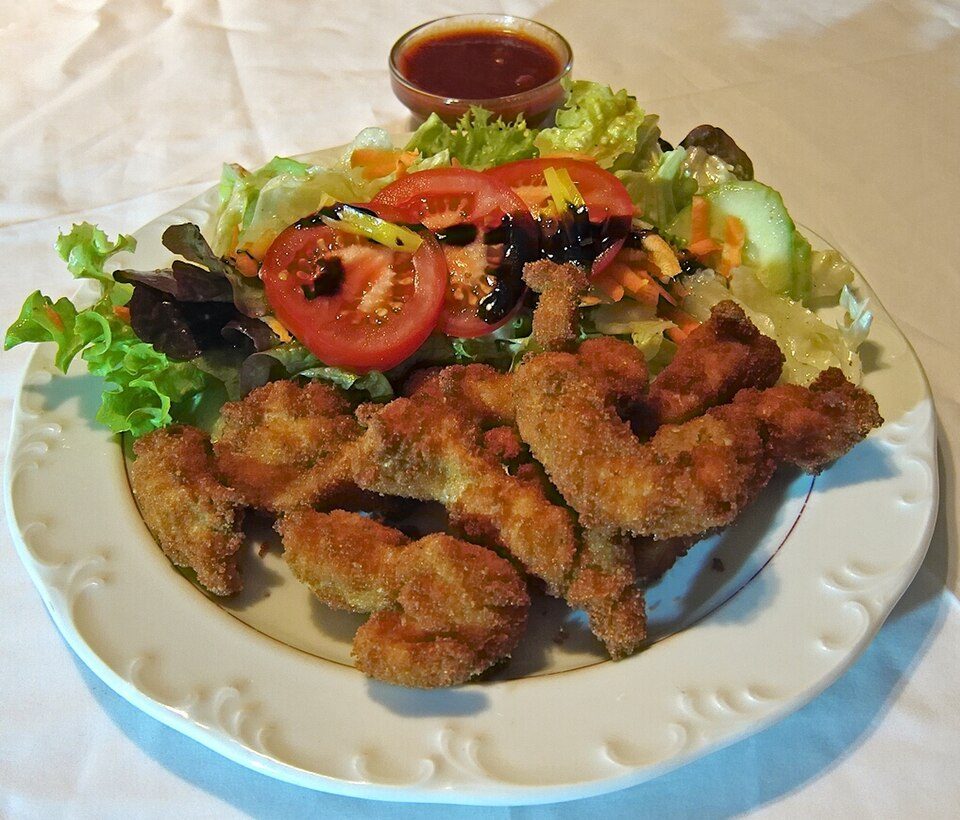 ½ Backhendl mit Salat — Symbolbild