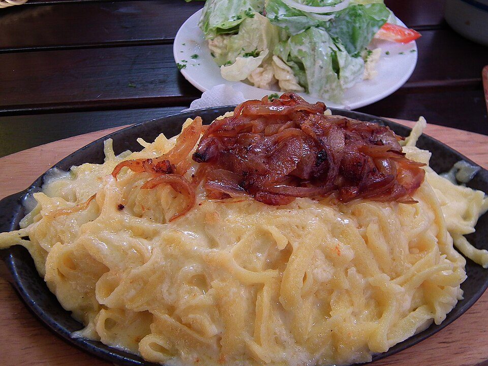 Hausgemachte Käsespätzle mit Röstzwiebeln — Symbolbild