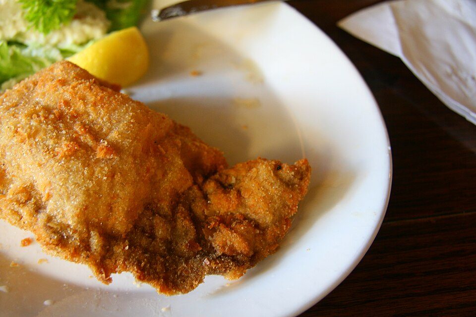 Wiener Schnitzel mit Zitrone — Symbolbild