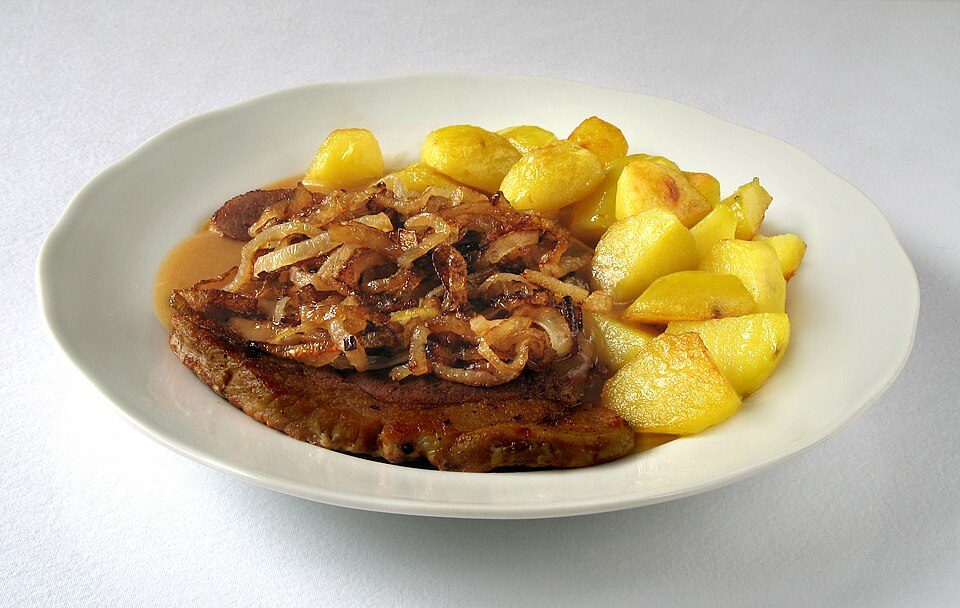 Zwiebelrostbraten mit Röstzwiebeln — Symbolbild
